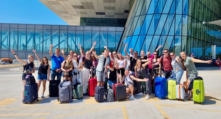 Groepsfoto op de luchthaven Groepsfoto op de luchthaven